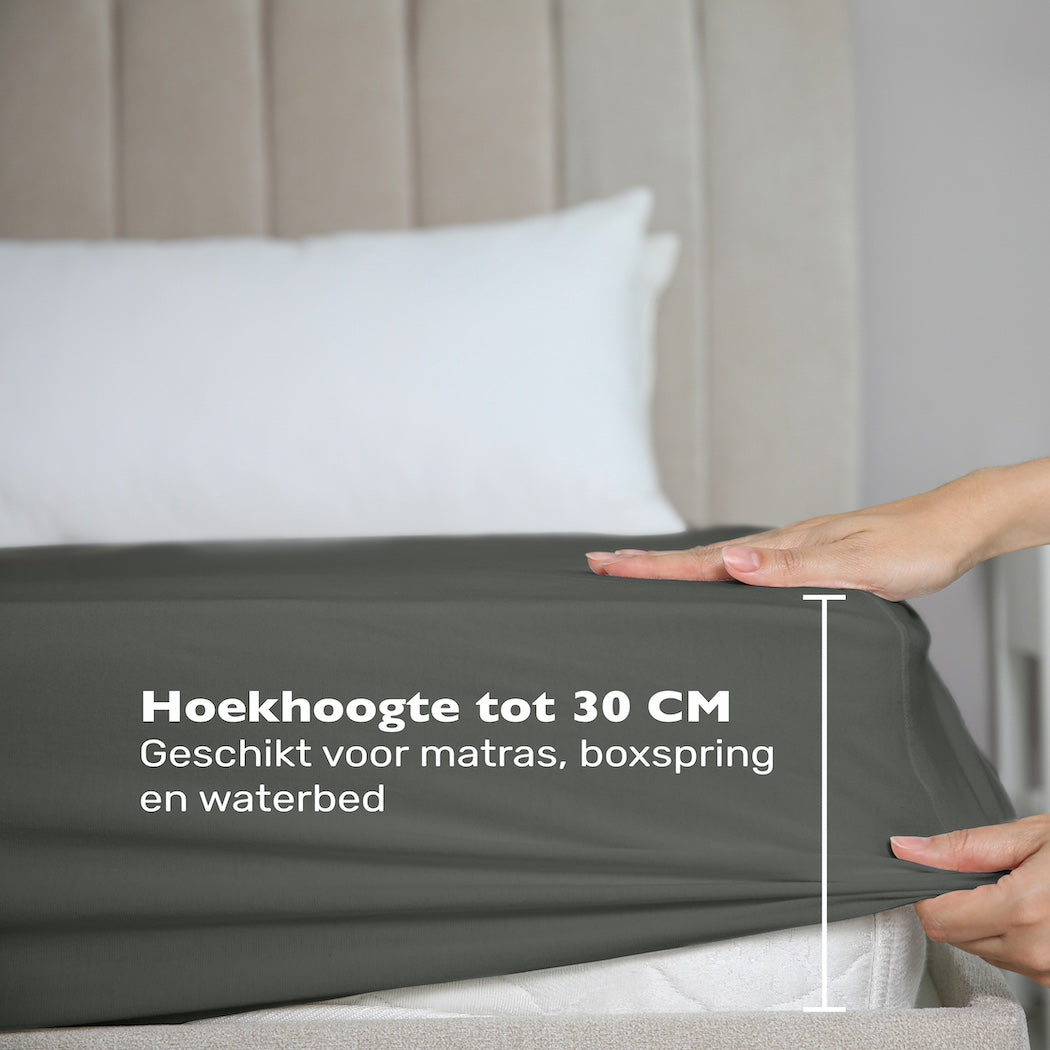 De maximale hoekhoogte van deze antraciet jersey hoeslaken is 30 cm. Geschikt voor matras, boxspring en waterbed.