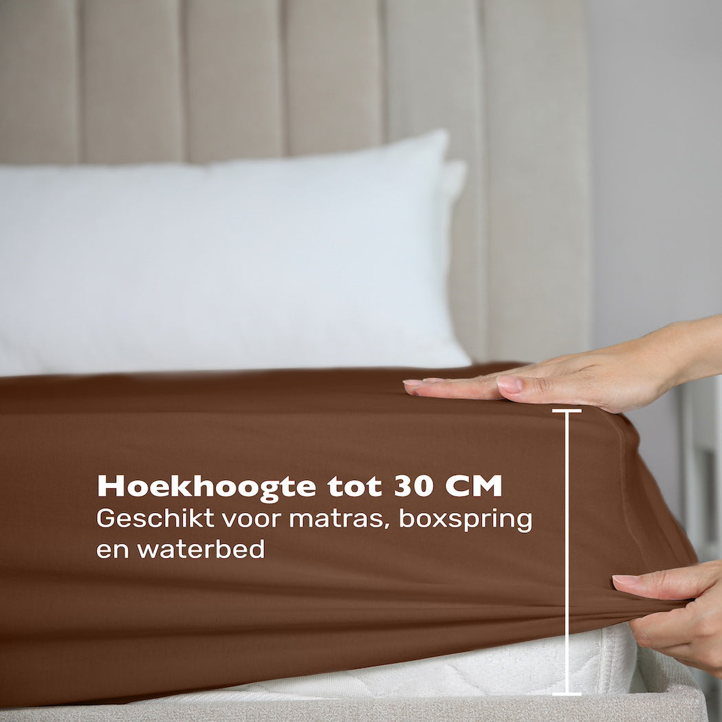 De maximale hoekhoogte van deze bruine jersey hoeslaken is 30 cm. Geschikt voor matras, boxspring en waterbed.