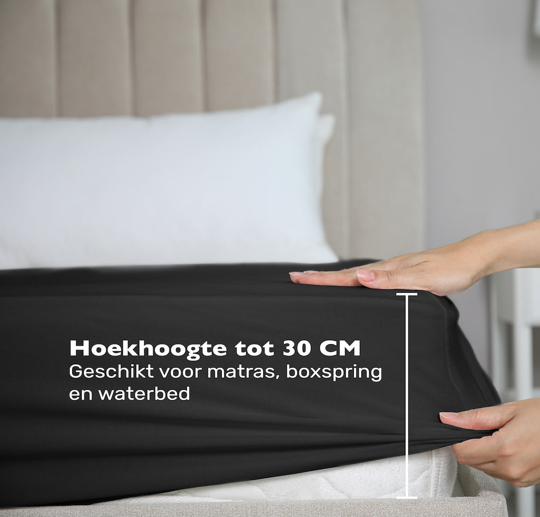 De maximale hoekhoogte van deze zwarte jersey hoeslaken is 30 cm. Geschikt voor matras, boxspring en waterbed.