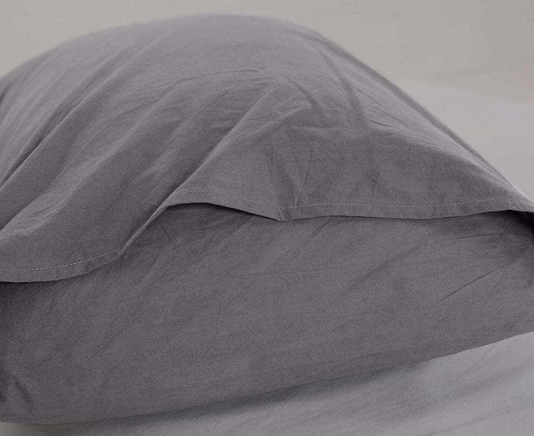 Detail van kussensloop 60x70 bij antraciet katoenen dekbedovertrek 200x200 - effen ontwerp en flapsluiting uni - Beterkatoen