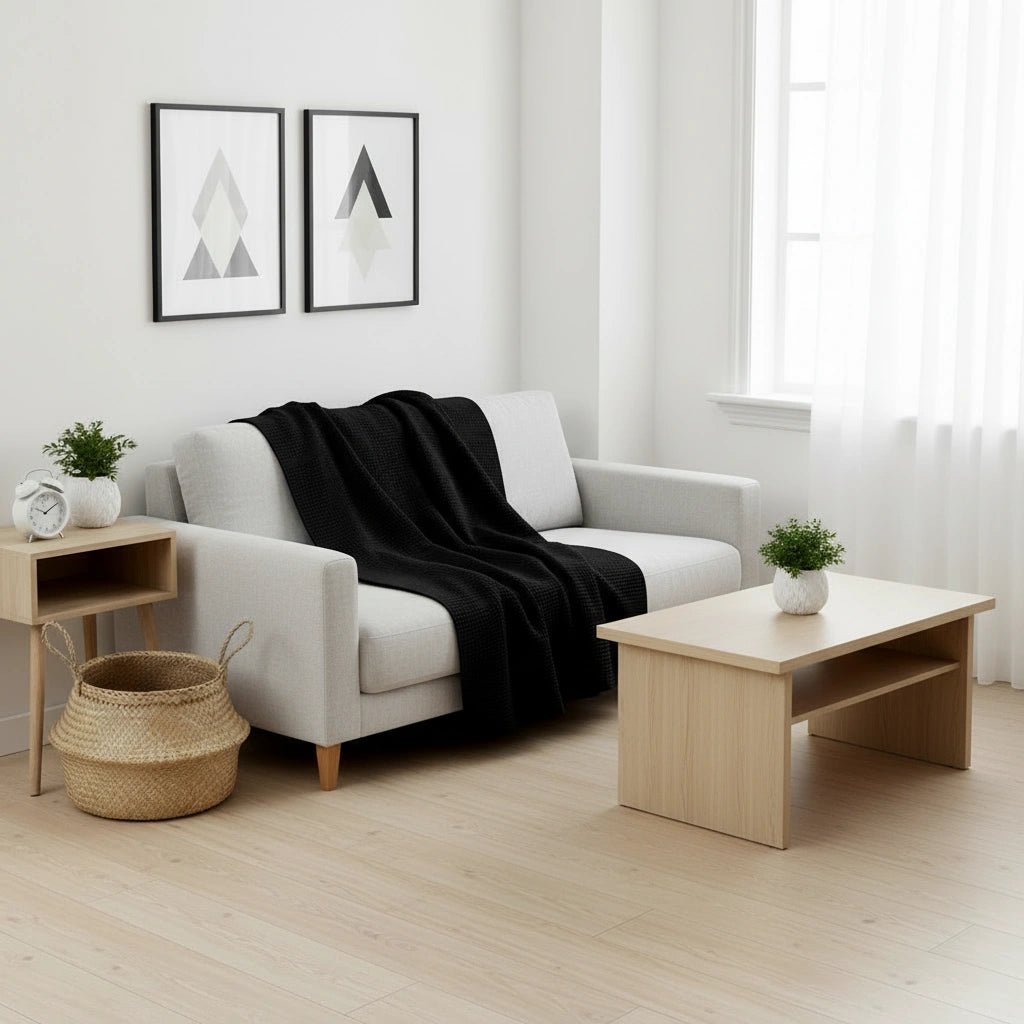 zwarte plaid van katoen op de bank in de woonkamer