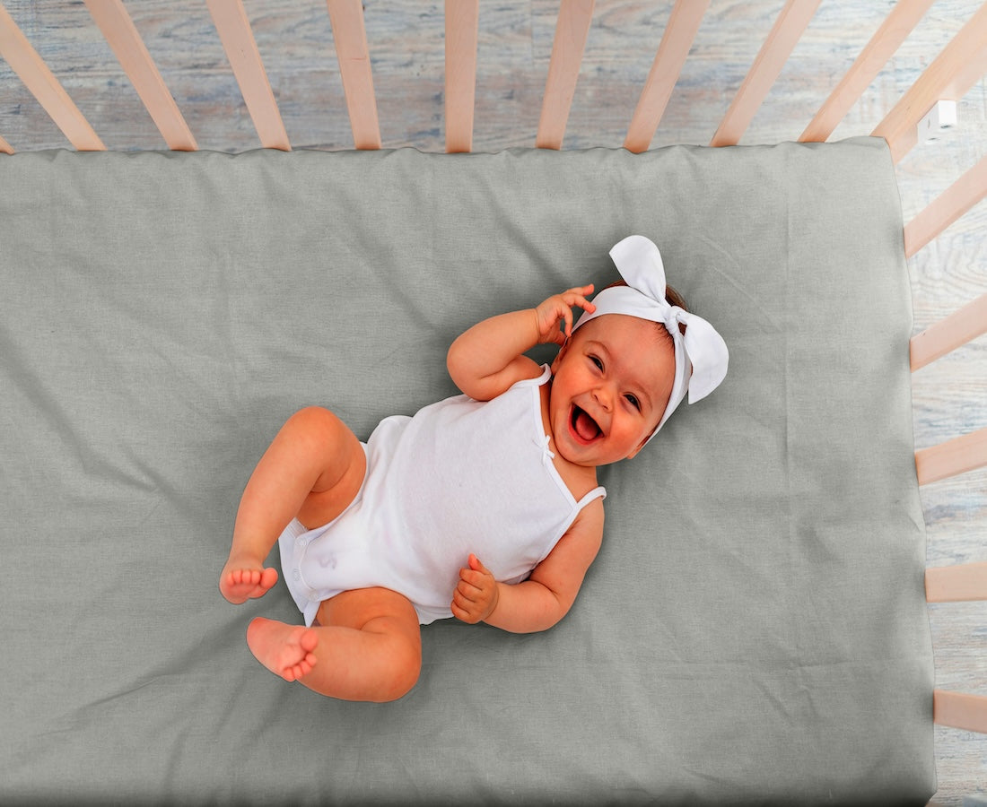 Baby slaapt op jersey kinderhoeslaken grijs – zacht, ademend en huidvriendelijk katoen – Beterkatoen