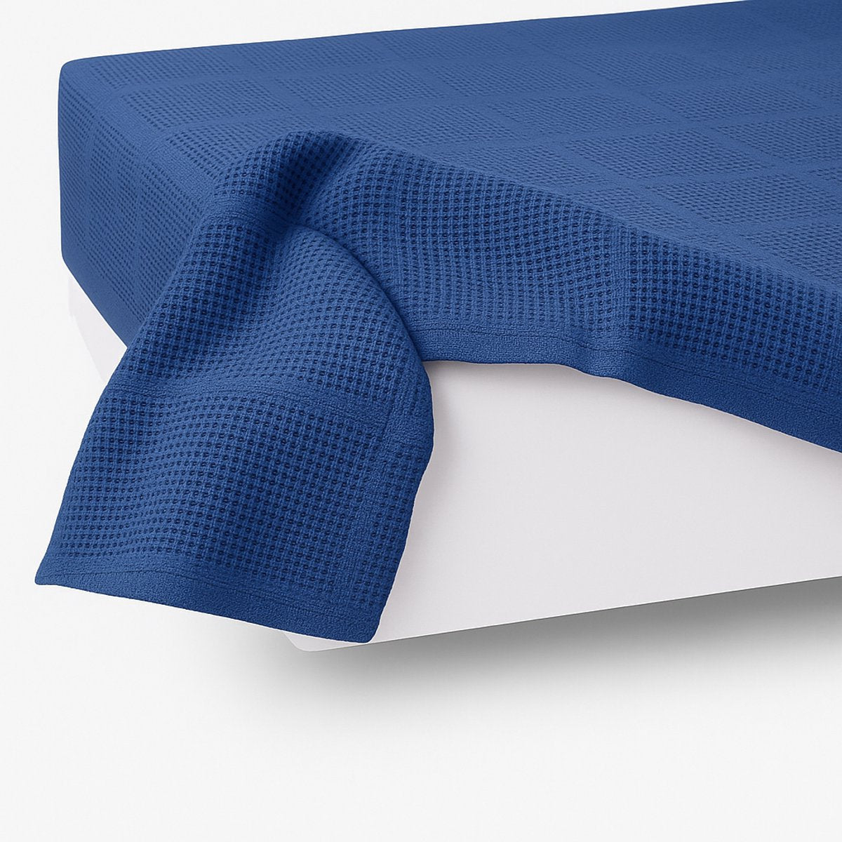 Zijaanzicht van katoenen plaid 130x180 blauw - stijlvolle plaid op bed - Beterkatoen