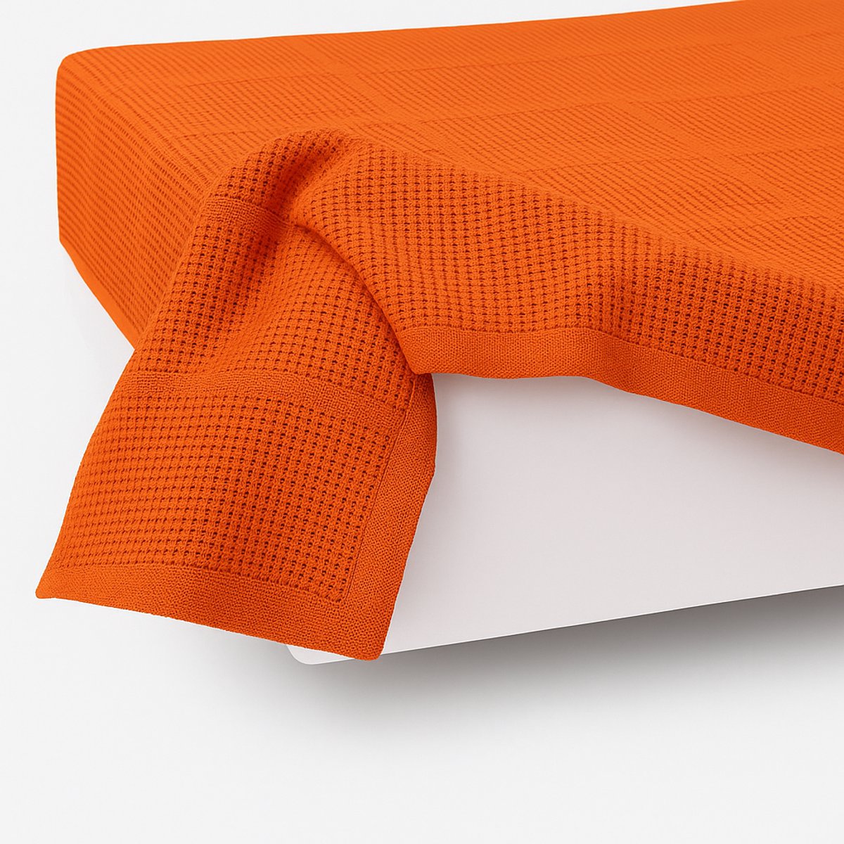 Zijaanzicht van katoenen plaid 150x200 coraal - stijlvolle plaid op matras bed - Beterkatoen