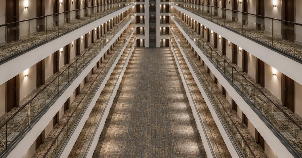 Professioneel hoteltextiel in een groot hotel met strak opgemaakte bedden en uniforme hotelkamers