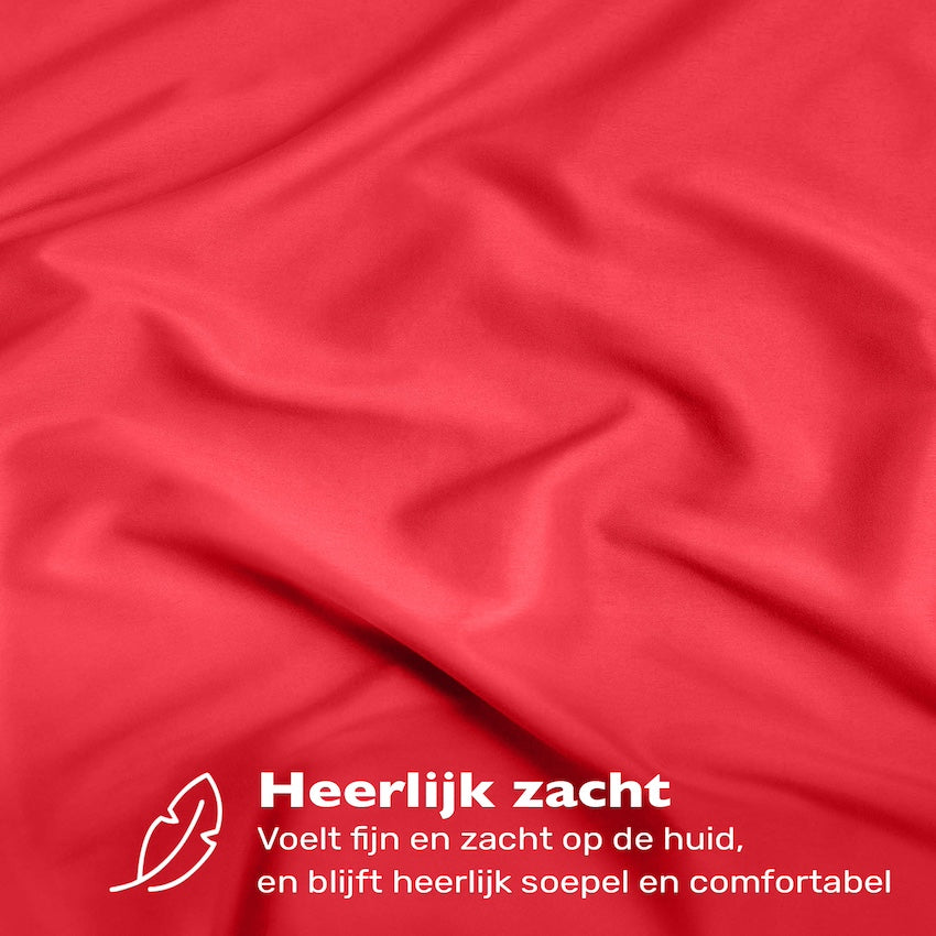 Rood en zacht hoeslaken van 100% katoen jersey. Voelt fijn en zacht op de huid en blijft heerlijk soepel en comfortabel.