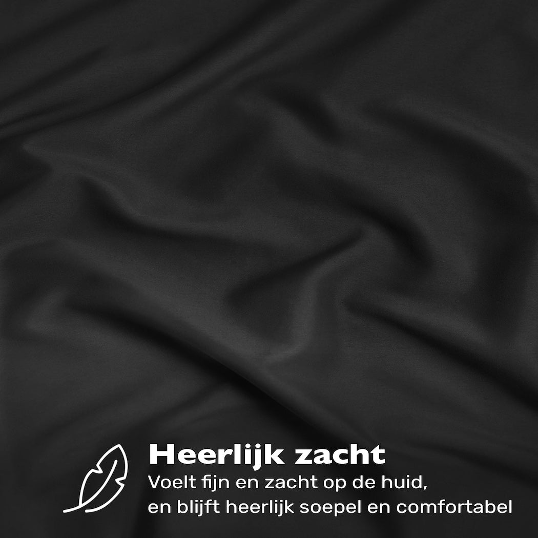 Zwart en zacht hoeslaken van 100% katoen jersey. Voelt fijn en zacht op de huid en blijft heerlijk soepel en comfortabel.