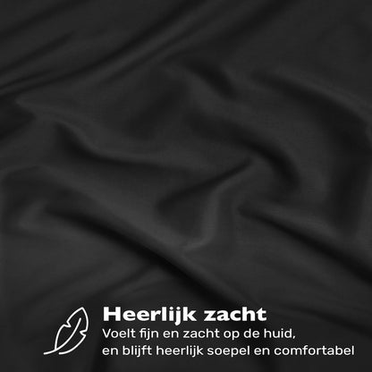 Zwart en zacht hoeslaken van 100% katoen jersey. Voelt fijn en zacht op de huid en blijft heerlijk soepel en comfortabel.