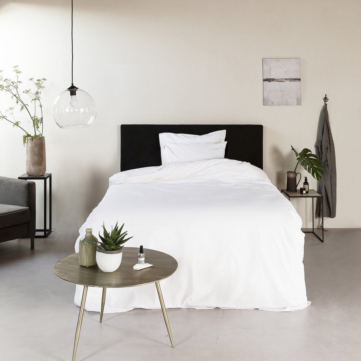 Sfeerbeeld wit katoenen dekbedovertrek 140x200 - effen en zacht beddengoed in rustige slaapkamer uni - Beterkatoen