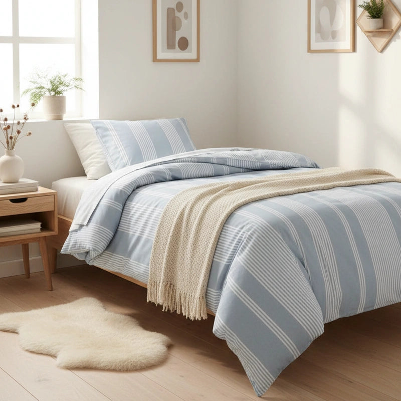 lichtblauw gestreepte eenpersoons dekbedovertrek van chambry weving in slaapkamer met decor