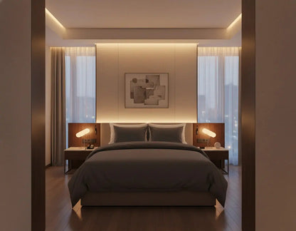 Luxe antraciet dekbedovertrek 240x220 lits-jumeaux in moderne hotelslaapkamer met warme indirecte verlichting, houten details, grote ramen met avondzicht op de stad en een strak opgemaakt bed met bijpassende kussens.