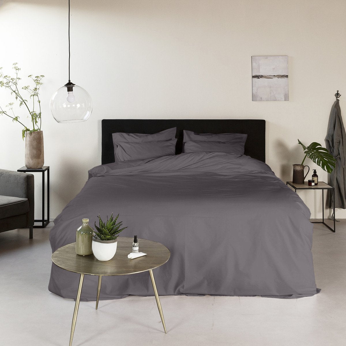 Effen antraciet katoenen dekbedovertrek 240x220 in slaapkamer - tijdloze stijl en ademend comfort - Beterkatoen