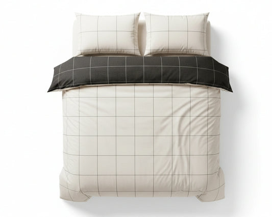 Tweepersoons dekbedovertrek 240x220 van katoen in double face zwart-wit ruitpatroon met twee bijpassende kussens, productfoto op witte achtergrond - Beterkatoen.