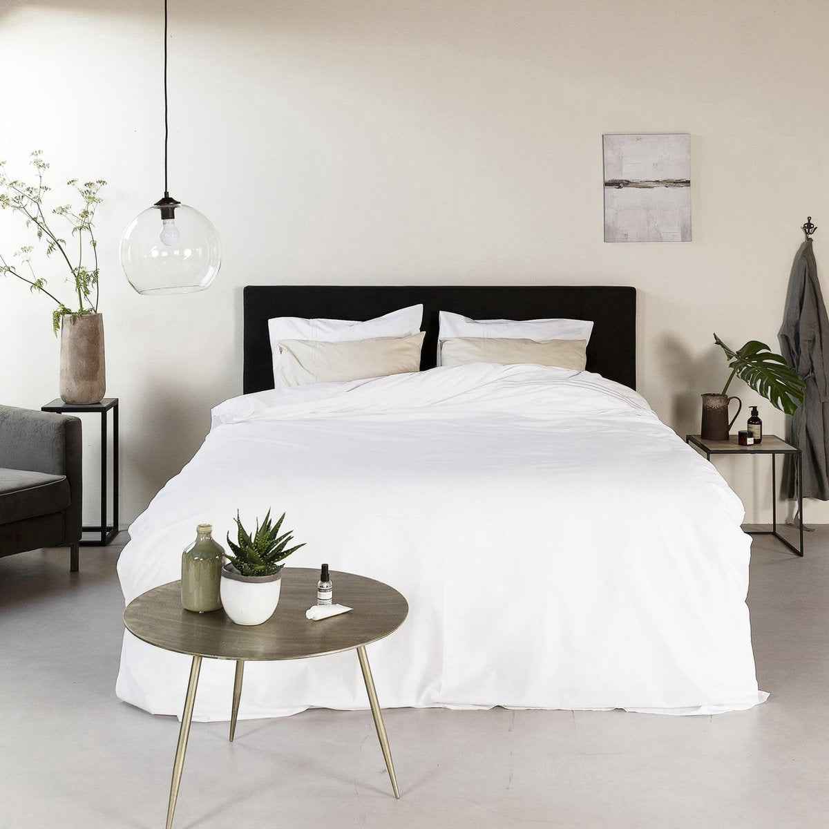 Sfeerbeeld wit katoenen dekbedovertrek 240x220 - effen en zacht beddengoed in rustige slaapkamer uni - Beterkatoen