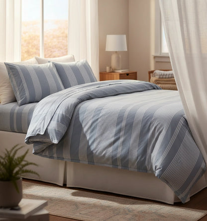 lichtblauw gestreepte dekbedovertrek van chambry weving van hotelkwaliteit in slaapkamer