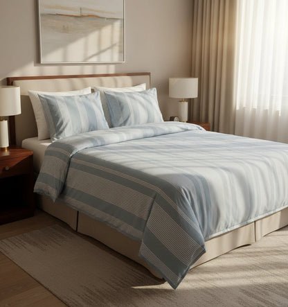 lichtblauw gestreepte dekbedovertrek van chambry weving van hotelkwaliteit in hotelkamer, inclusief kussenslopen