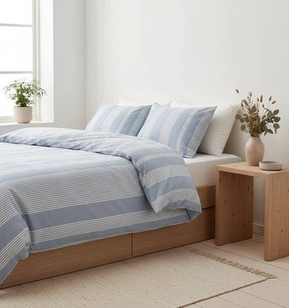 tweepersoons lichtblauw gestreepte dekbedovertrek van chambry weving in slaapkamer