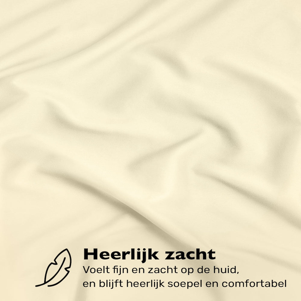 Creme en zacht hoeslaken van 100% katoen jersey. Voelt fijn en zacht op de huid en blijft heerlijk soepel en comfortabel.