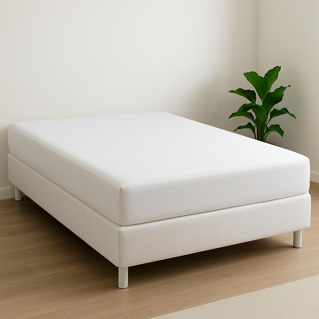 Sfeerbeeld wit katoenen hoeslaken op bed - frisse, natuurlijke slaapkamerstijl - Beterkatoen