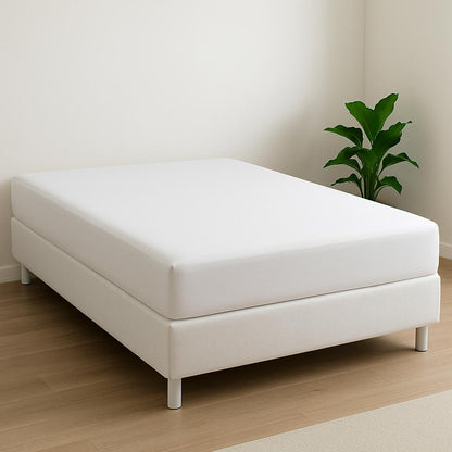 Sfeerbeeld wit katoenen hoeslaken op bed - frisse, natuurlijke slaapkamerstijl - Beterkatoen