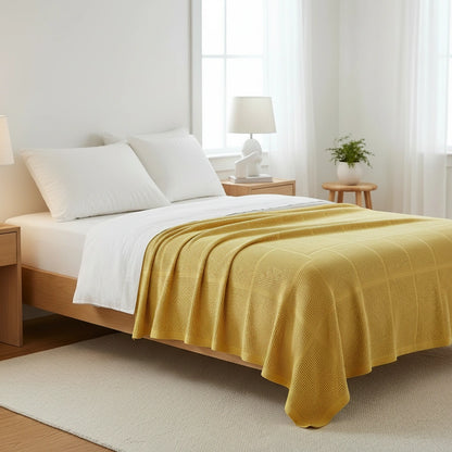 100% katoenen gele plaid op een eenpersoons bed