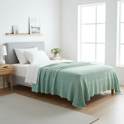 mint groene plaid van 100% katoen op een eenpersoons bed