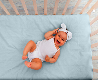 Baby slaapt op jersey kinderhoeslaken blauw – zacht, ademend en huidvriendelijk katoen – Beterkatoen