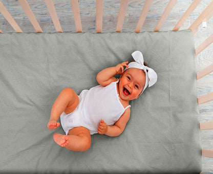 Baby slaapt op jersey kinderhoeslaken grijs – zacht, ademend en huidvriendelijk katoen – Beterkatoen