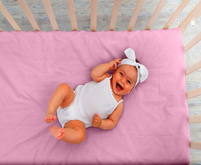 Baby slaapt op jersey kinderhoeslaken roze – zacht, ademend en huidvriendelijk katoen – Beterkatoen