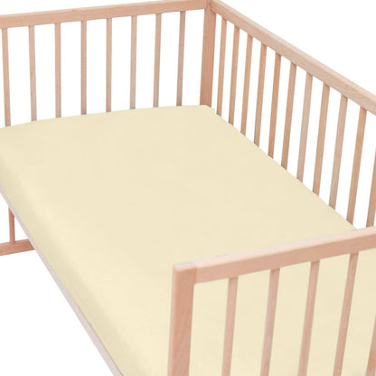 Kinderhoeslaken jersey creme op ledikant - Beterkatoen