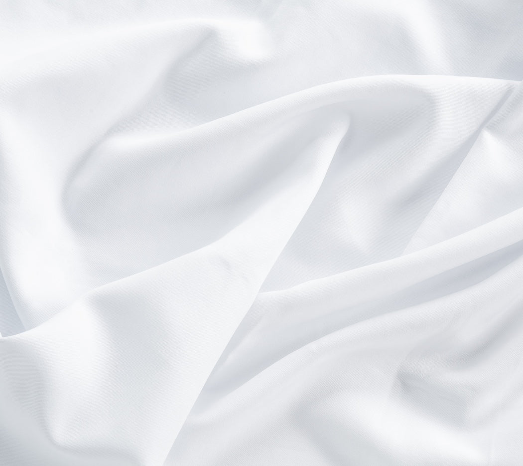 Detail van wit katoenen laken - glad geweven stof, zacht en ademend - Beterkatoen