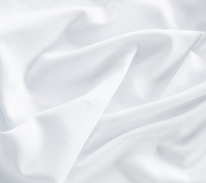 Detail van wit katoenen laken - glad geweven stof, zacht en ademend - Beterkatoen
