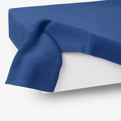 Zijaanzicht van katoenen plaid 130x180 blauw - stijlvolle plaid op bed - Beterkatoen