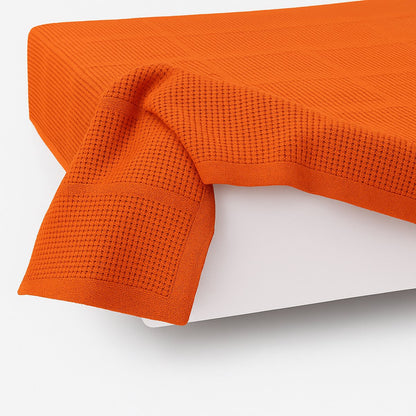 Zijaanzicht van katoenen plaid 130x180 coraal - stijlvolle plaid op bed - Beterkatoen