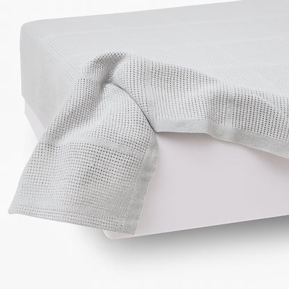 Zijaanzicht van katoenen plaid 130x180 grijs - stijlvolle plaid op bed - Beterkatoen