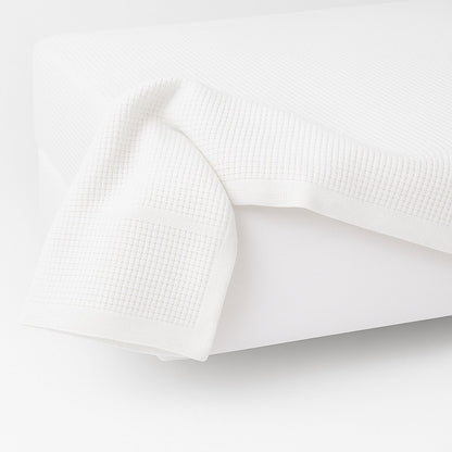 Zijaanzicht van katoenen plaid 130x180 wit - stijlvolle plaid op bed - Beterkatoen