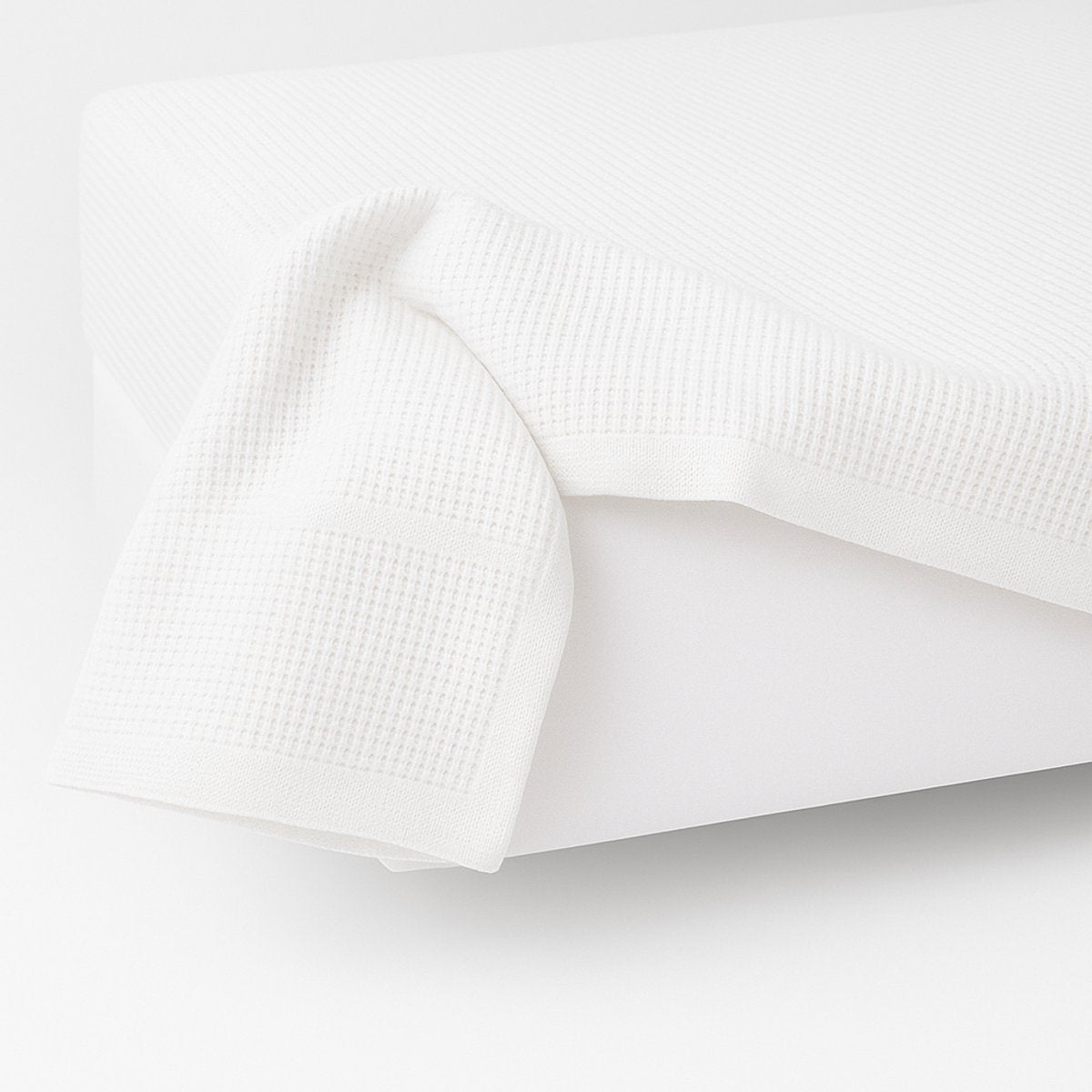 Zijaanzicht van katoenen plaid 150x200 wit - stijlvolle plaid op matras bed - Beterkatoen