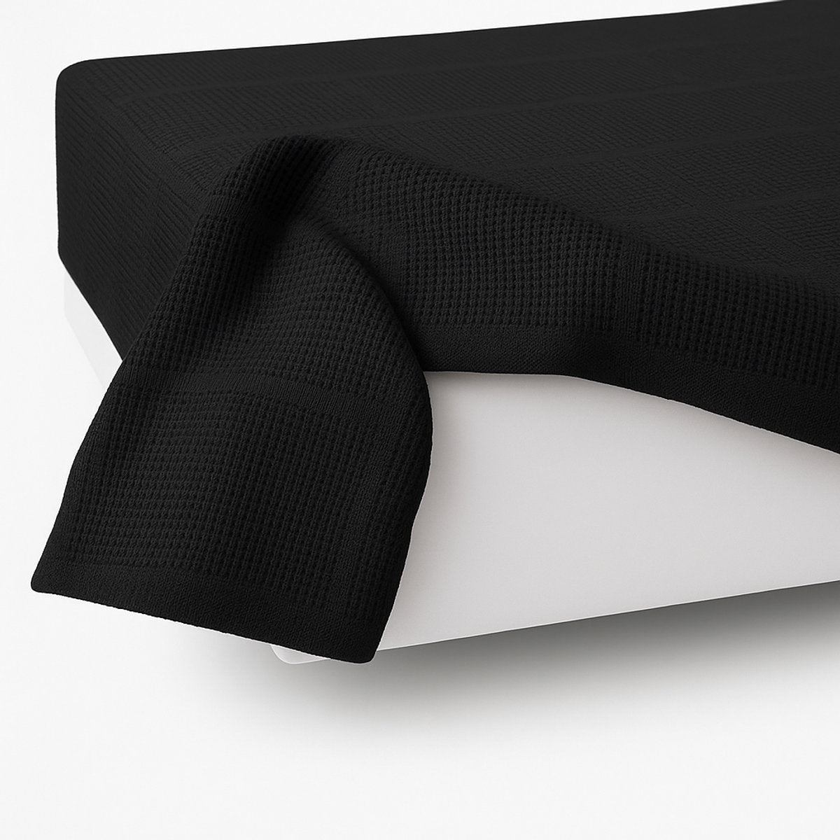 Zijaanzicht van katoenen plaid 150x200 zwart - stijlvolle plaid op matras bed - Beterkatoen