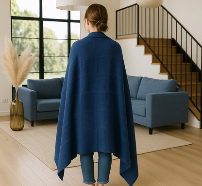 Sfeerbeeld van katoenen plaid blauw - zachte plaid om de schouders in woonkamer - Beterkatoen