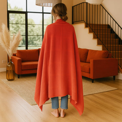 Sfeerbeeld van katoenen plaid coraal - zachte plaid om de schouders in woonkamer - Beterkatoen