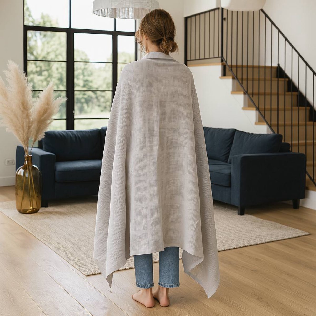 Sfeerbeeld van katoenen plaid grijs - zachte plaid om de schouders in woonkamer - Beterkatoen