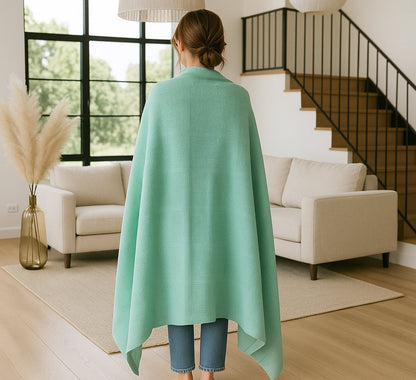 Sfeerbeeld van katoenen plaid mint groen - zachte plaid om de schouders in woonkamer - Beterkatoen