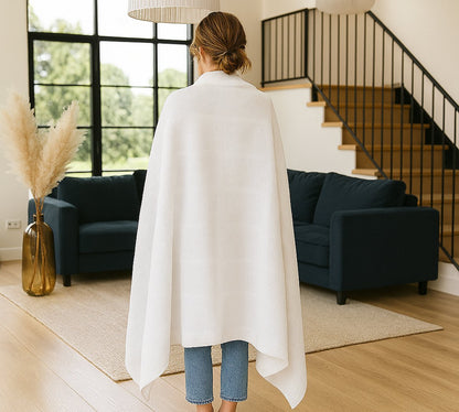 Sfeerbeeld van katoenen plaid wit - zachte plaid om de schouders in woonkamer - Beterkatoen