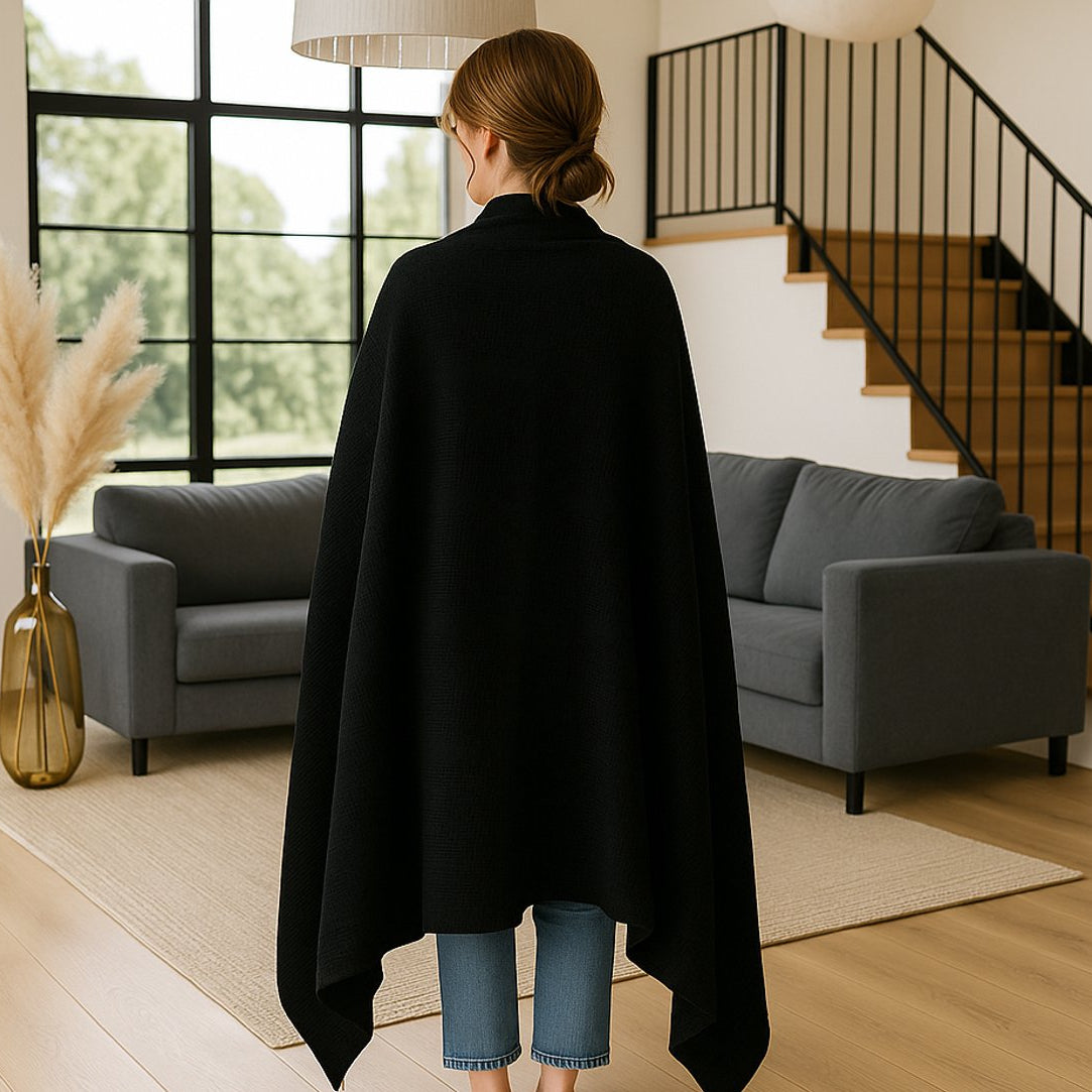 Sfeerbeeld van katoenen plaid zwart - zachte plaid om de schouders in woonkamer - Beterkatoen