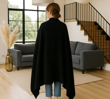 Sfeerbeeld van katoenen plaid zwart - zachte plaid om de schouders in woonkamer - Beterkatoen