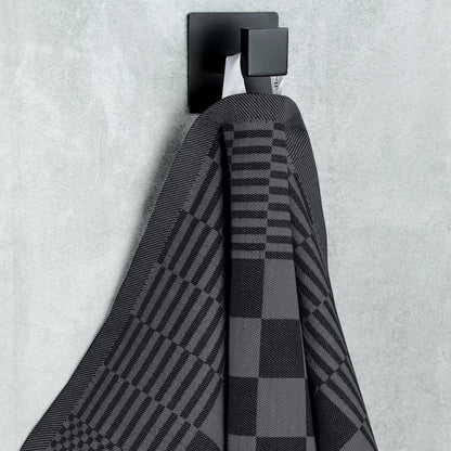 Detail van ophanglus van antraciet zwarte theedoek - sterk afgewerkt voor dagelijks gebruik in horeca - Beterkatoen