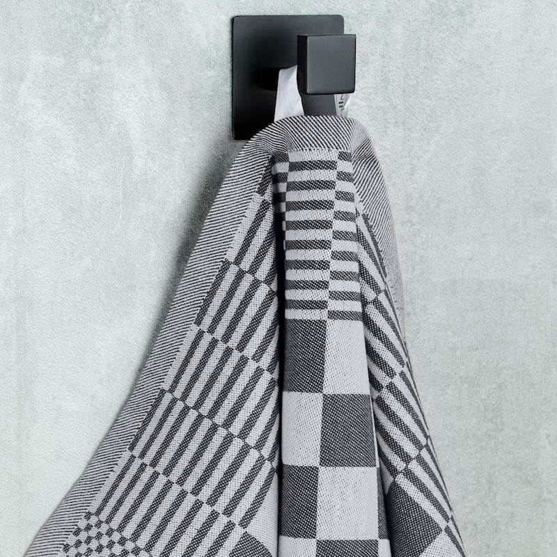 Detail van ophanglus van zwarte theedoek - sterk afgewerkt voor dagelijks gebruik in horeca - Beterkatoen