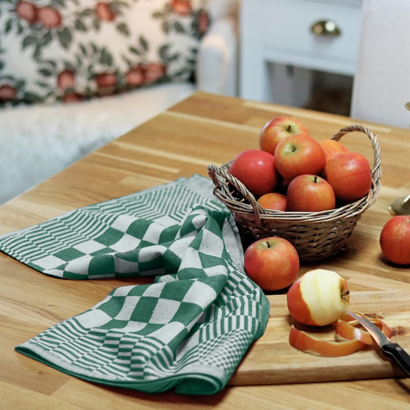 Sfeerbeeld van groene theedoeken in de keuken - stijlvolle blokdoeken van horeca kwaliteit - Beterkatoen