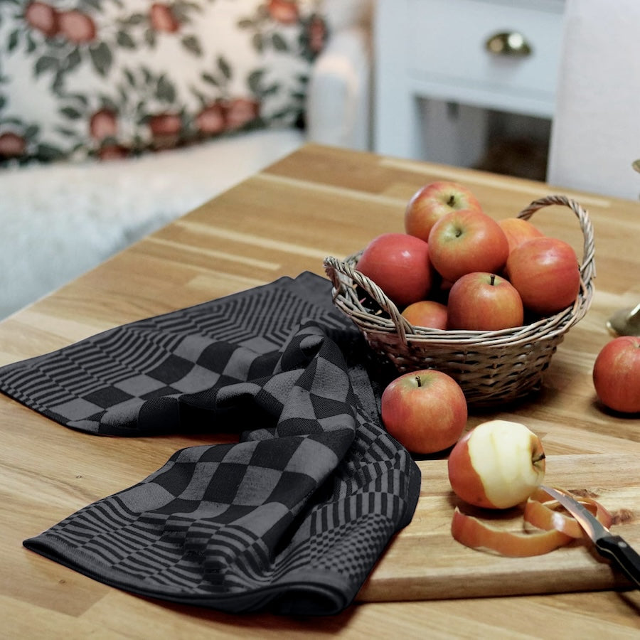 Sfeerbeeld van zwart antraciete theedoeken in de keuken - stijlvolle blokdoeken van horeca kwaliteit - Beterkatoen
