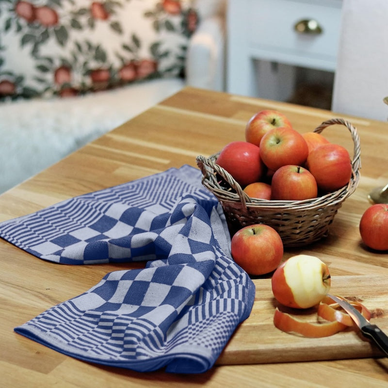 Sfeerbeeld van blauwe theedoeken in de keuken - stijlvolle blokdoeken van horeca kwaliteit - Beterkatoen
